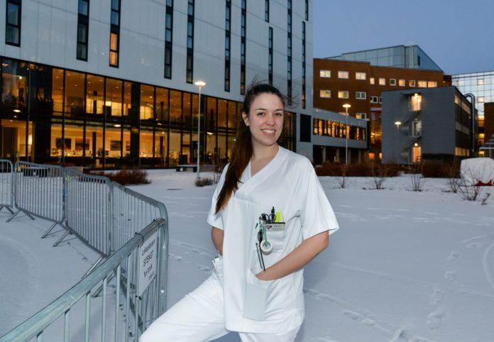 Saray Ferrer, en train de vivre son expérience internationale en tant qu’infirmière en Norvège. Photo : Per-Christian Johansen, University Hospital of North Norway Saray Ferrer, en train de vivre son expérience internationale en tant qu’infirmière en Norvège. Photo : Per-Christian Johansen, University Hospital of North Norway