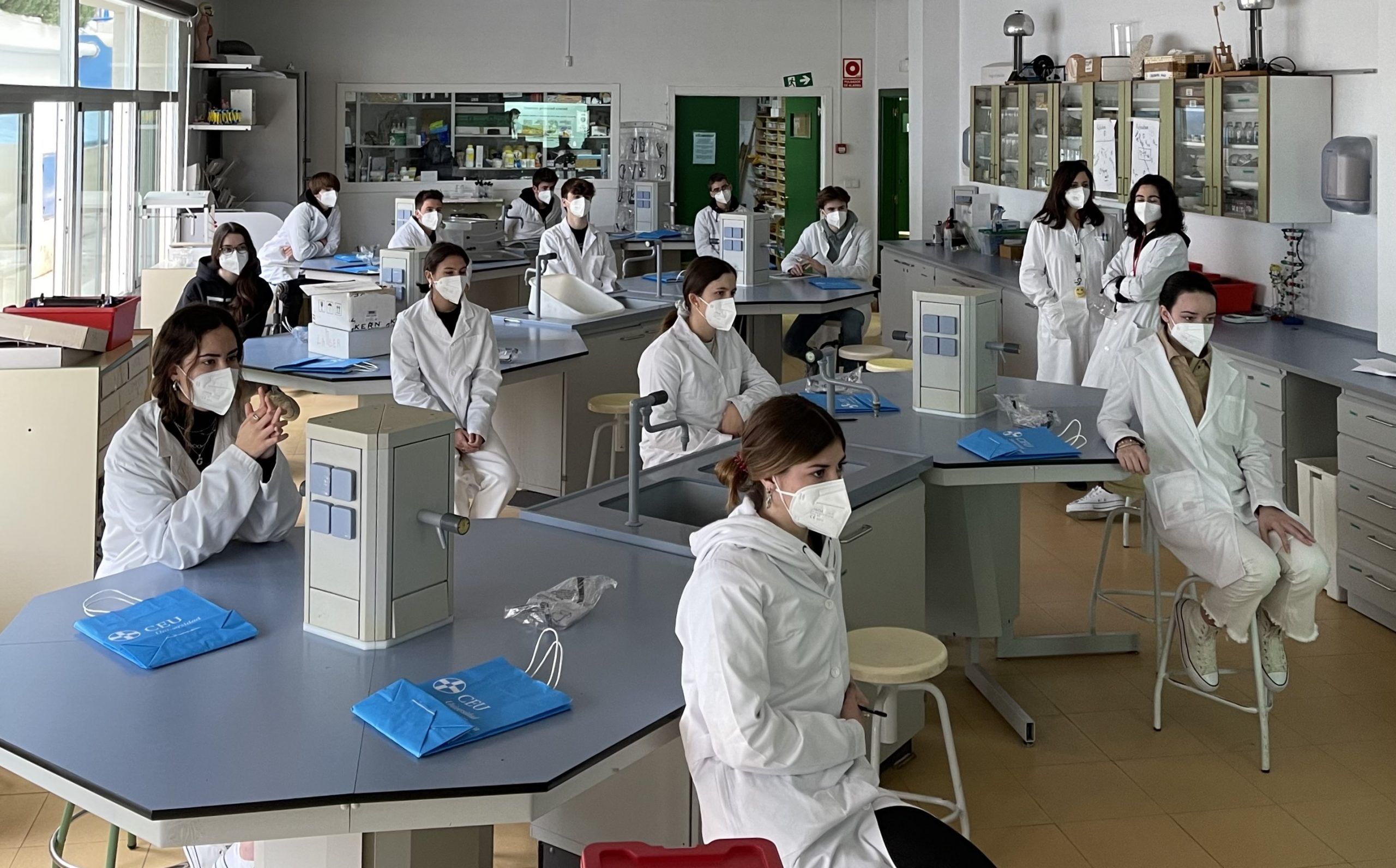 Primera sesión del proyecto de búsqueda de nuevos antibióticos, dirigida por el equipo SWICEU en el colegio American School of Valencia.