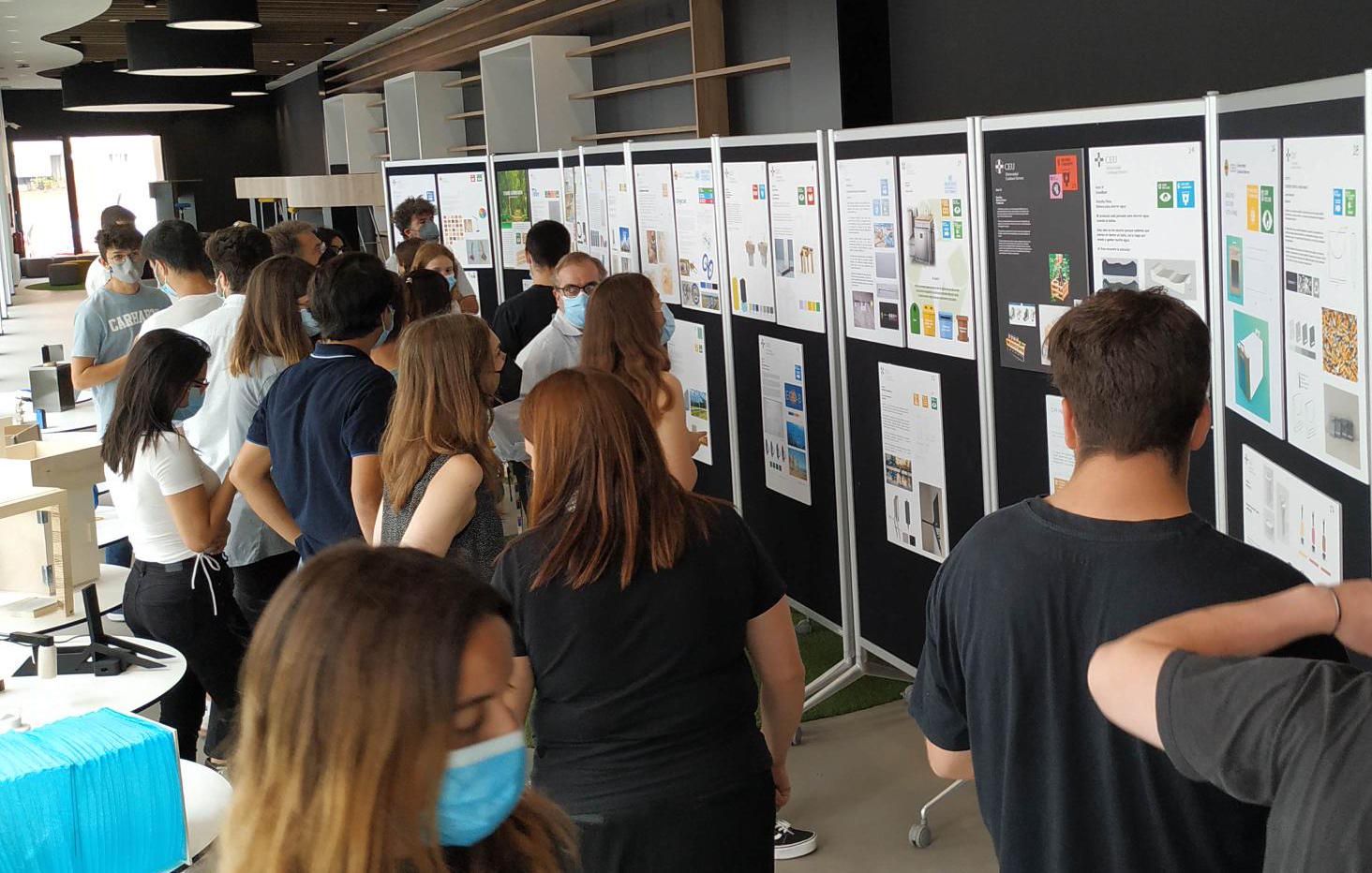Exposición de diseños para los ODS creados por estudiantes de primer curso de la Escuela de Diseño del CEU.