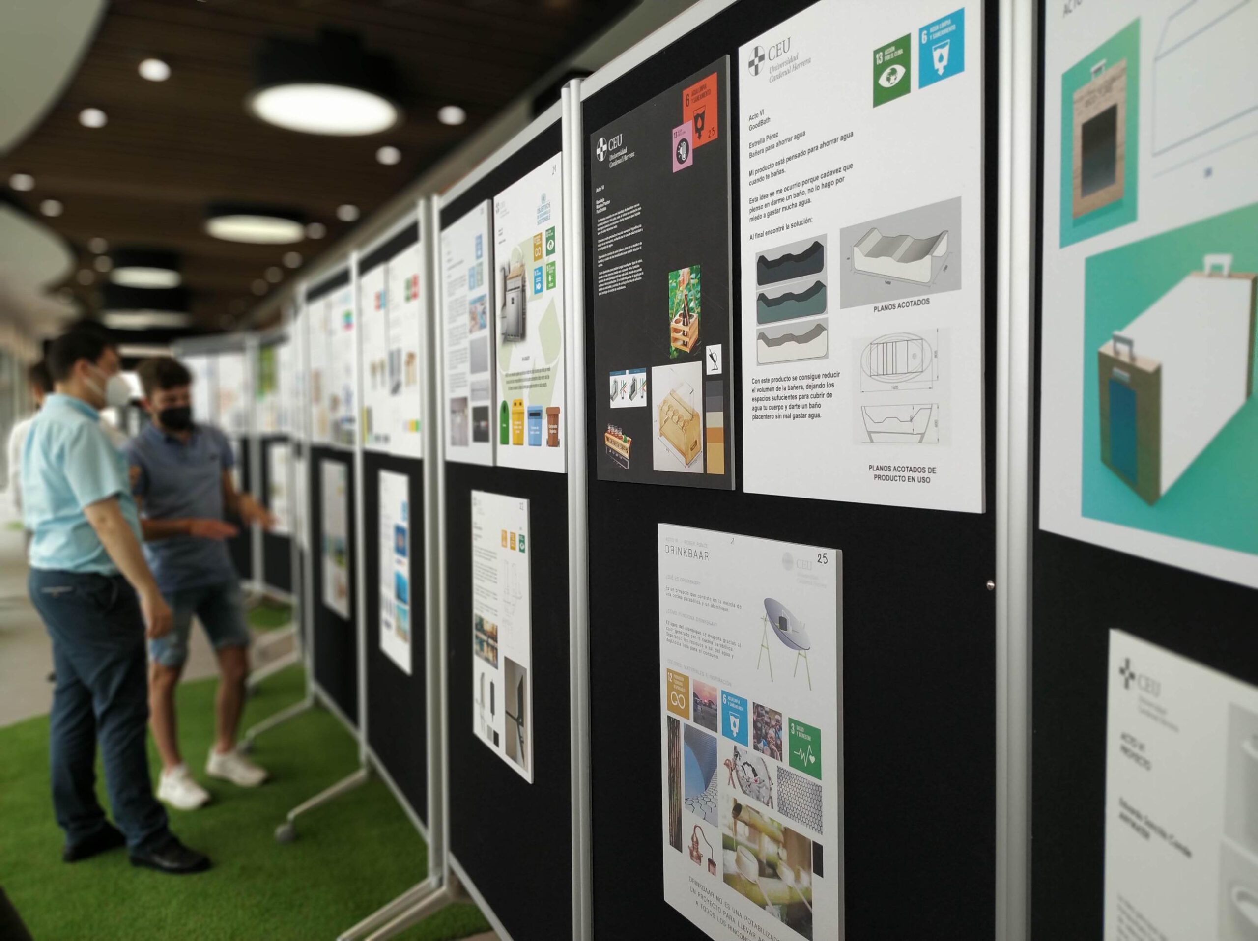 Exposición de diseños para los ODS creados por estudiantes de primer curso de la Escuela de Diseño del CEU.