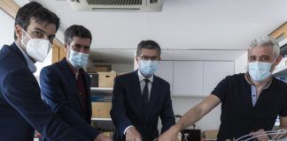 La CEU UCH y Global Clean Energy crearán una planta piloto de producción de hidrógeno verde a escala pyme Alejandro Almerich, Javier Torrent y Vicente Albert, de Global Clean Energy (GCE), junto al investigador Jordi Renau, en el banco de pruebas de tecnologías de hidrógeno de la CEU UCH.