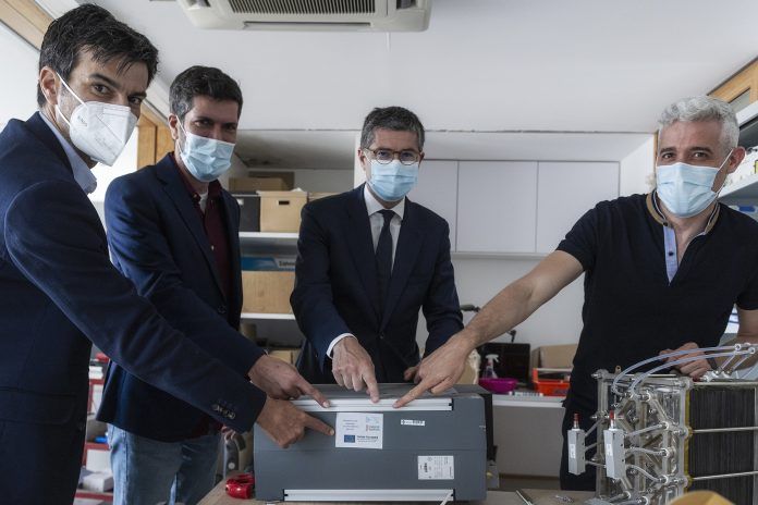 Alejandro Almerich, Javier Torrent y Vicente Albert, de Global Clean Energy (GCE), junto al investigador Jordi Renau, en el banco de pruebas de tecnologías de hidrógeno de la CEU UCH.