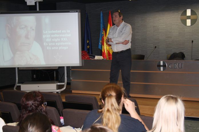 Antonio Martínez durante la charla sobre el modelo Cohousing en el CEU de Elche