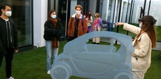 Signare: pioneros en incorporar la tecnología Mixed Reality a la formación en Arquitectura y Diseño Estudiantes de la CEU UCH manejan el holograma de un diseño de coche, gracias a la tecnología de Mixed Reality desarrollada por Plain Concepts con el visor de MR Hololens 2 de Microsoft.