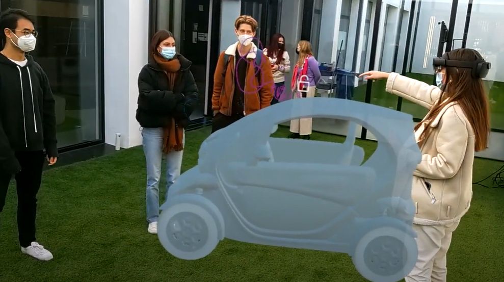 Estudiantes de la CEU UCH manejan el holograma de un diseño de coche, gracias a la tecnología de Mixed Reality desarrollada por Plain Concepts con el visor de MR Hololens 2 de Microsoft.