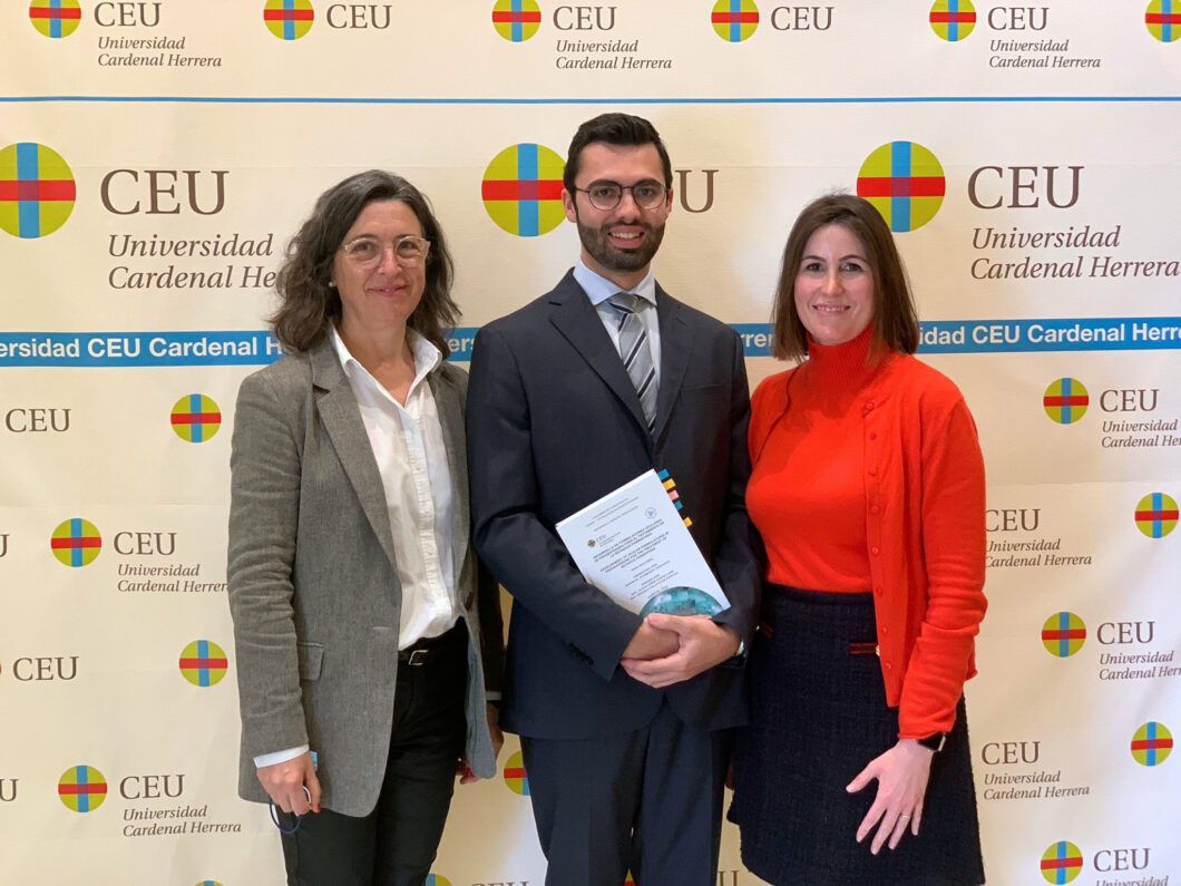 Adrián Alambiaga, junto a sus directoras de tesis, las doctoras Alicia López Castellano y Aracely Calatayud.