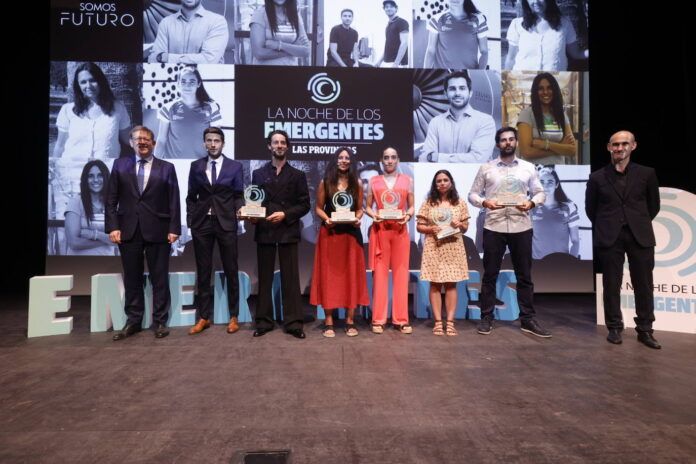 El presidente de la Generalitat Valenciana, Ximo Puig, ha entregado los premios de la I Noche de los Emergentes del diario Las Provincias. FOTO: Las Provincias.