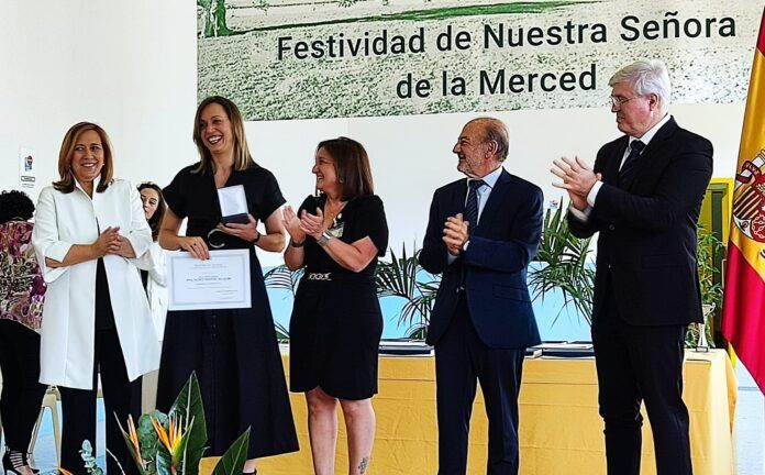 Nancy Vicente recibe el galardón de manos de Directora del Centro Penitenciario Alicante II María Belén Ló