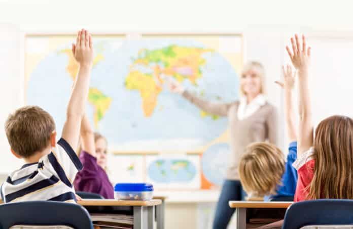Ninyos_clase_profesora_000006426216