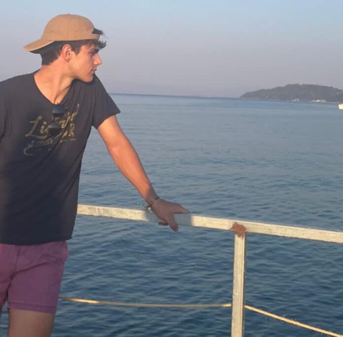pablo-yarza-working-meanwhile-ceu-uch-grecia-dest