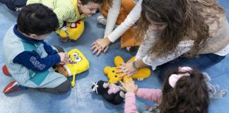 Estudiantes de Enfermería del CEU enseñan a reaccionar a escolares de la provincia ante situaciones de emergencia vital