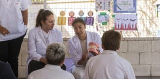 Estudiantes de Enfermería imparten talleres de Salud a escolares de Valencia