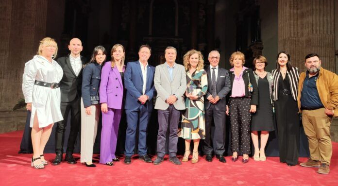 El-profesorado-de-Enfermeria-de-la-CEU-UCH-de-Elche-tras-la-entrega-del-premio-1-1