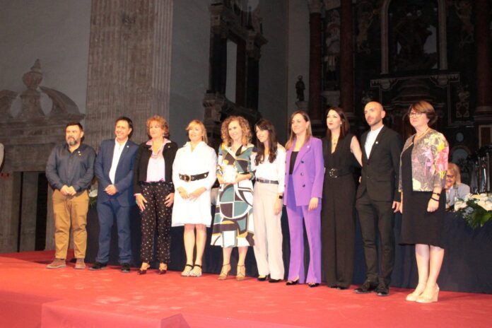 El-profesorado-de-Enfermeria-de-la-CEU-UCH-de-Elche-tras-la-entrega-del-premio-2