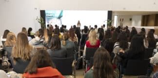 La Feria de Empleo en Farmacia acerca a los estudiantes diferentes oportunidades para enfocar su futuro profesional