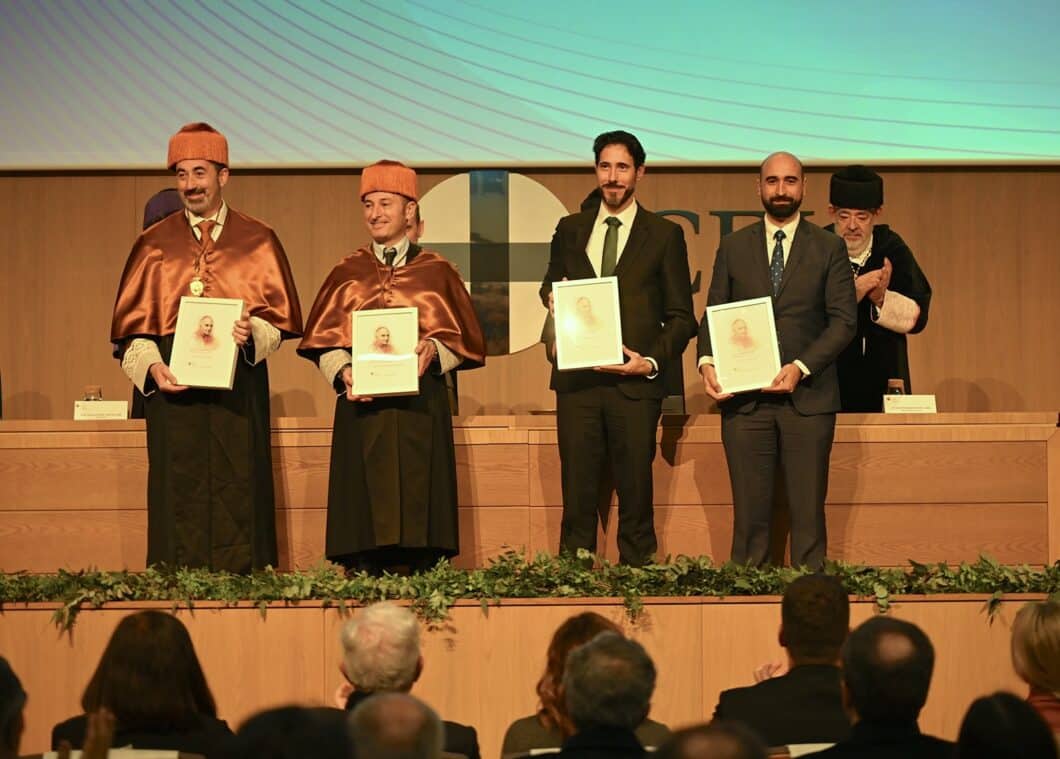 Investigadores de CEU UCH y Ford, recogiendo el Premio Ángel Herrera de Investigación en la CEU UCH.
