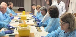 Resultados positivos en la búsqueda de nuevos antibióticos en Cheste Vecinos de Cheste comprueban los resultados en sus placas de cultivo, en el proyecto Pueblos con-Ciencia del equipo SWICEU.