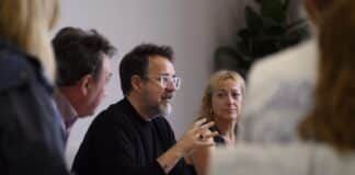 El director Paco Plaza, con los estudiantes de Comunicación Audiovisual
