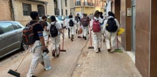 Más de 500 estudiantes de la UCH CEU participan en labores de limpieza y distribución de ayuda