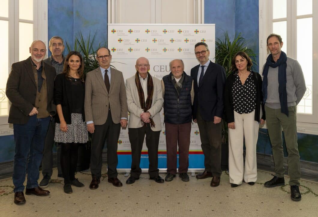 El pintor Antonio López y los organizadores de las XX Jornadas de Historia y Análisis Cinematográfico de la Universidad CEU Cardenal Herrera (CEU UCH), dedicadas a Víctor Erice, en el Palacio de Colomina.