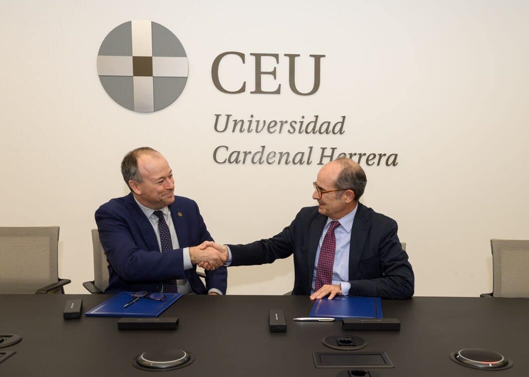 Fernando Saludes, presidente de AIDIMME, y el rector de la CEU UCH, Higinio Marín, en la firma del convenio.