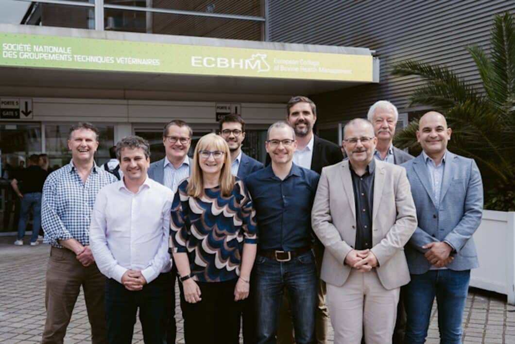 El doctor Ángel Gómez-Martín (CEU UCH), segundo por la izquierda, junto a los miembros del European Q Fever Committee, en su presentación en Nantes.