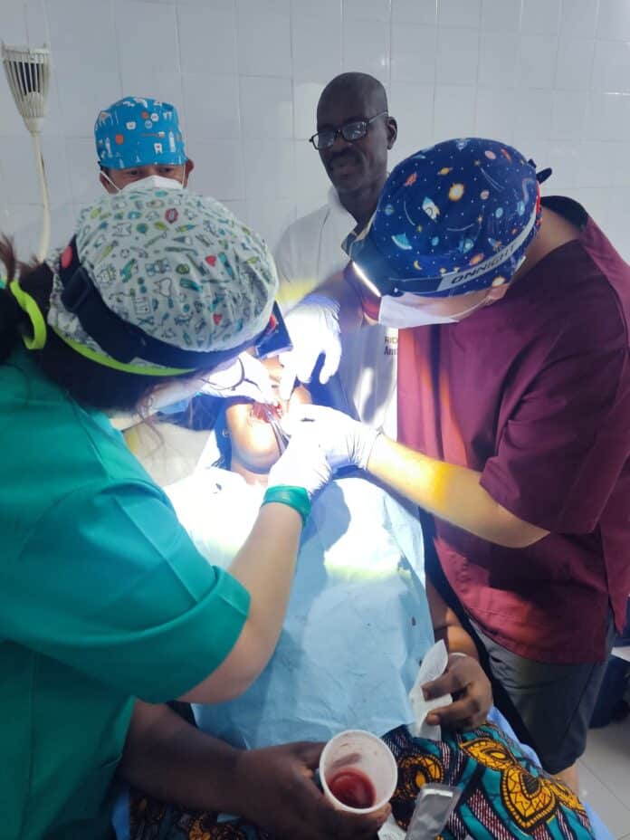 Los alumnos de Odontología atendiendo a miembros de la comunidad