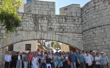 Los alumnos de la AUEX visitan Peñíscola La AUEX visita Peñíscola