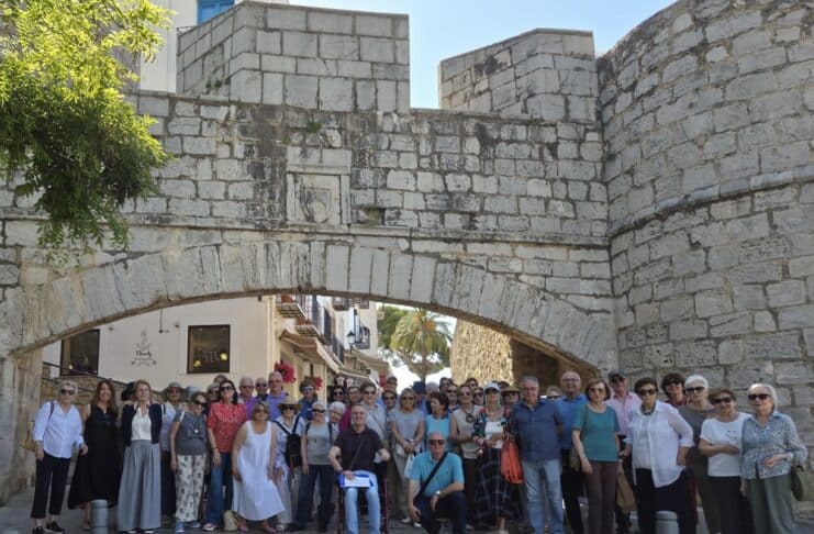 Los alumnos de la AUEX visitan Peñíscola La AUEX visita Peñíscola