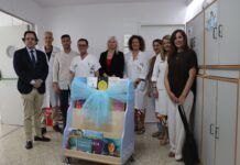 El CEU UCH entrega una biblioteca móvil al Hospital General de Elche para su aula hospitalaria