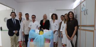 El CEU UCH entrega una biblioteca móvil al Hospital General de Elche para su aula hospitalaria