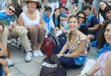 Alzar la mirada antes de viajar: alumnos del CEU de Elche participan en la visita del Papa León XIV a España