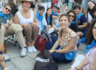 Alzar la mirada antes de viajar: alumnos del CEU de Elche participan en la visita del Papa León XIV a España