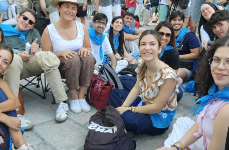 Alzar la mirada antes de viajar: alumnos del CEU de Elche participan en la visita del Papa León XIV a España