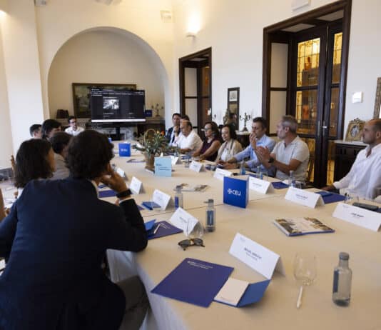 La CEU UCH reúne a empresarios y directivos para hablar sobre el impacto de la IA en el mundo empresarial en Villa Elisa Jornada IA con empresarios