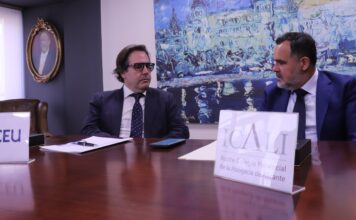El CEU y el ICALI tienden un puente estable entre la universidad y la abogacía alicantina Álvaro Antón e Ignacio Gally durante la firma del convenio entre el CEU y el ICALI