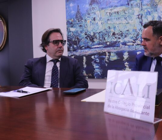 El CEU y el ICALI tienden un puente estable entre la universidad y la abogacía alicantina Álvaro Antón e Ignacio Gally durante la firma del convenio entre el CEU y el ICALI