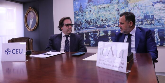 Álvaro Antón e Ignacio Gally durante la firma del convenio entre el CEU y el ICALI