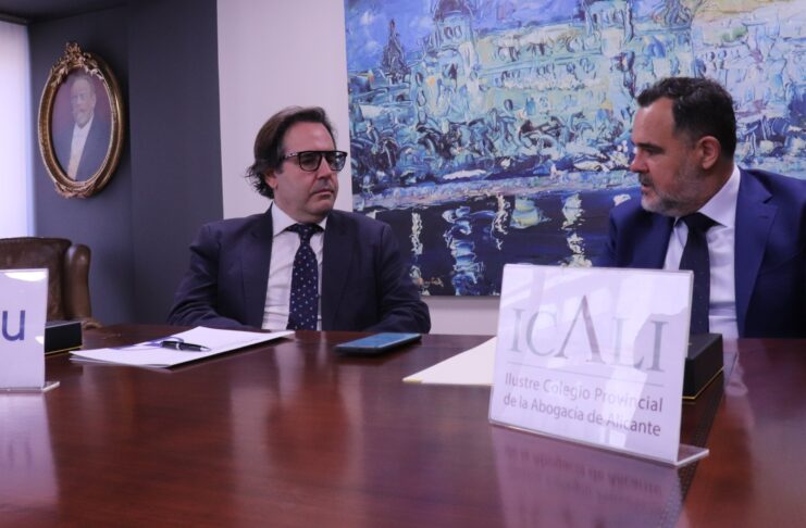 El CEU y el ICALI tienden un puente estable entre la universidad y la abogacía alicantina Álvaro Antón e Ignacio Gally durante la firma del convenio entre el CEU y el ICALI