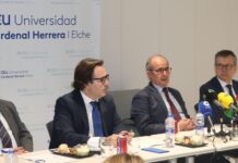El Grado en Medicina del CEU en Elche apuesta por devolver al paciente al centro del acto médico