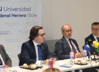 El Grado en Medicina del CEU en Elche apuesta por devolver al paciente al centro del acto médico