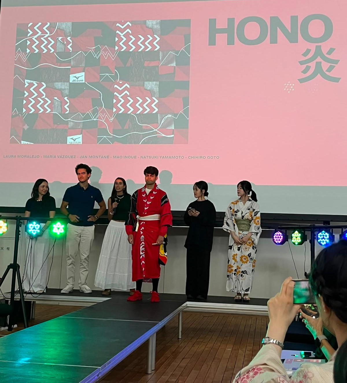 Estudiantes del CEU y de universidades japonesas presentan yukatas sostenibles en Japón.