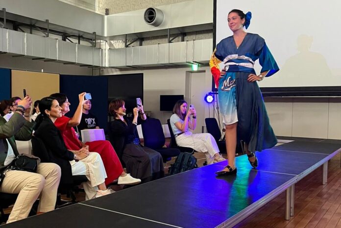 Estudiantes del CEU y de universidades japonesas presentan yukatas sostenibles en Japón.