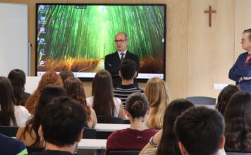 La primera lección de Medicina empieza antes de entrar en consulta Primer claustro de profesores del Grado en Medicina del CEU en Elche