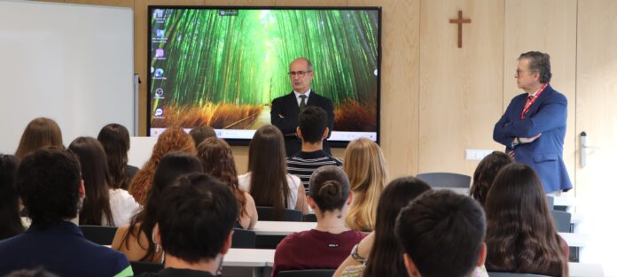 Primer claustro de profesores del Grado en Medicina del CEU en Elche