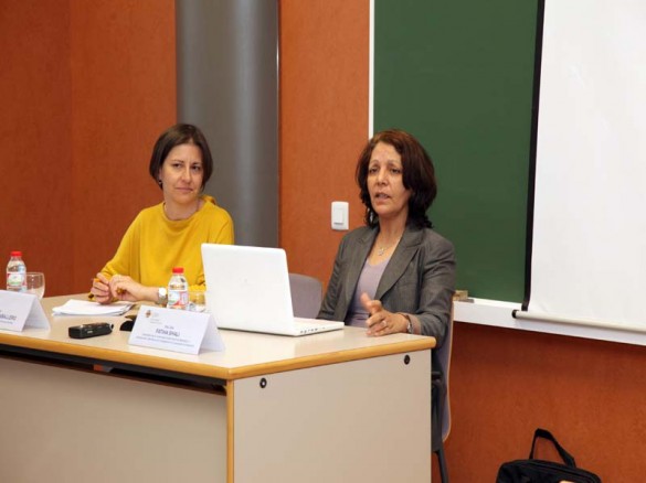 La profesora Susana Sanz y Fatiha Shali durante la conferencia. / CEU – UCH