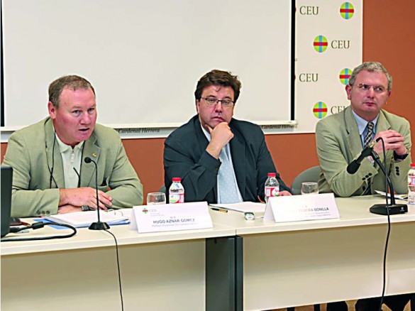 Hugo Aznar, Javier Zamora y Manuel Menéndez, durante el seminario. / D. V.