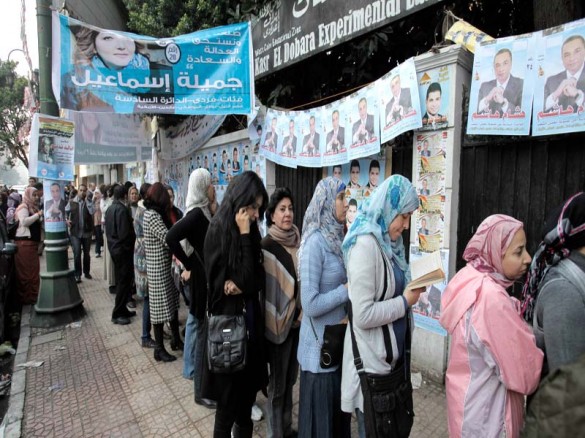 Cola para votar en un colegio electoral egipcio. / Archivo