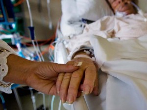 Una mujer acompaña a un enfermo terminal