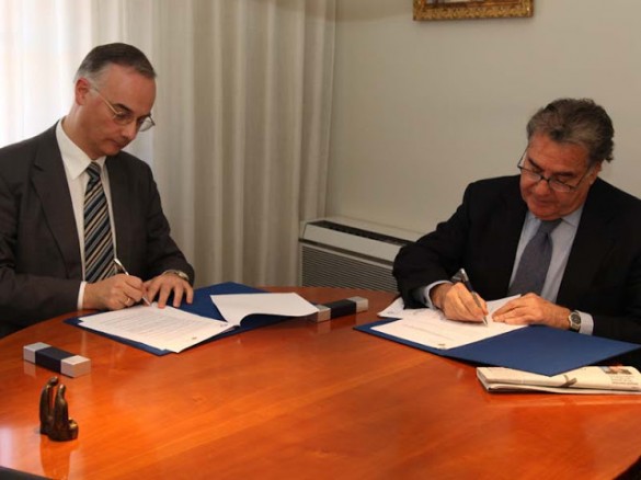 Momento de la firma entre el rector José María Pérez de la Lastra y el presidente del IVEFA Mario Mariner